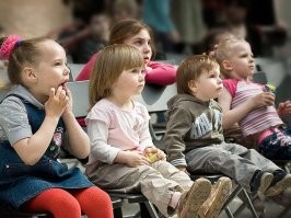 " самолёт сбросил бомбы на поезд" - не было ни одной станции, ни одной стрелки?
В конце концов открутить крепление рельсы. И быстрее, и проще.
Для остановки поезда вовсе не обязательно его бомбить.... 
Сказки для дошколят.