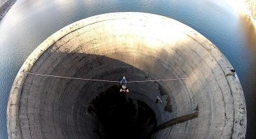 "Удивительная тенденция в последнее время иметь завышенные запросы при наличии одной лишь <span style='color:gray'>[мат]</span>".