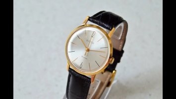 Вот такие были. Только циферблат тёмно-серый, типа "металлик". И календарь, дата. 
Батины.
Тоже ушатал... Я, не батя. 
Мне он их отдал, когда ему "Ракету" подарили.
P. S. Честно потратил полчаса – не нашёл в Инете фотографии именно таких. Но. Количество разнообразных моделей того времени просто невероятное!!!