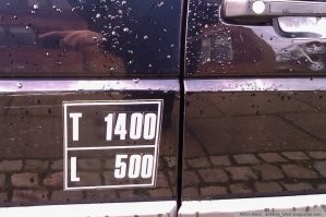 Был в Дании в гостях. Уже в аэропорту Копенгагена был сильно удивлен, что все такси это машины представительского класса, Мерсы там, БМВ и прочие огромные и шикарные крокодилы, а по городу ездит много машин с заглушенными задними стеклами и с двумя сидениями и интересной наклейкой на бортах. Поинтересовался у местных.
Все дело в налогах... Содержать полноместный автомобиль частнику безумно дорого, так как налоги порой составляют двойную стоимость самого авто.
А на коммерческий транспорт предусмотрены льготы. По такси - все предельно просто, дорогой автомобиль продержится в такси 5 лет точно, после этого освобождается от налогообложения и его можно выгодно продать, так как средненькая малолитражка к пяти годам таксишной жизни превратится в хлам.
По двум сидениям то же вполне меркантильный интерес, дело в том, что такого рода автомобили регистрируются как полугрузовой коммерческий транспорт и то же имеют льготы по налогообложению.