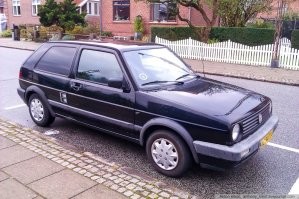 Был в Дании в гостях. Уже в аэропорту Копенгагена был сильно удивлен, что все такси это машины представительского класса, Мерсы там, БМВ и прочие огромные и шикарные крокодилы, а по городу ездит много машин с заглушенными задними стеклами и с двумя сидениями и интересной наклейкой на бортах. Поинтересовался у местных.
Все дело в налогах... Содержать полноместный автомобиль частнику безумно дорого, так как налоги порой составляют двойную стоимость самого авто.
А на коммерческий транспорт предусмотрены льготы. По такси - все предельно просто, дорогой автомобиль продержится в такси 5 лет точно, после этого освобождается от налогообложения и его можно выгодно продать, так как средненькая малолитражка к пяти годам таксишной жизни превратится в хлам.
По двум сидениям то же вполне меркантильный интерес, дело в том, что такого рода автомобили регистрируются как полугрузовой коммерческий транспорт и то же имеют льготы по налогообложению.