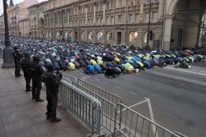 А кто такой умный придумал нелегалов легализовать? Их депортировать надо.
Петербург.  Сегодня.  Московский проспект.  До мечети о-очень далеко. Зато близко от рынка и от апрашки.