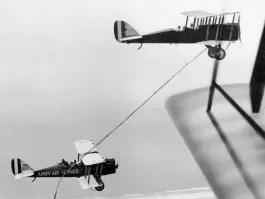 Да не, сябры просто так репетируют будущий юбилей (100-лет: 27 июня 1923) дозаправки на ходу – типа "пешим по танковому"