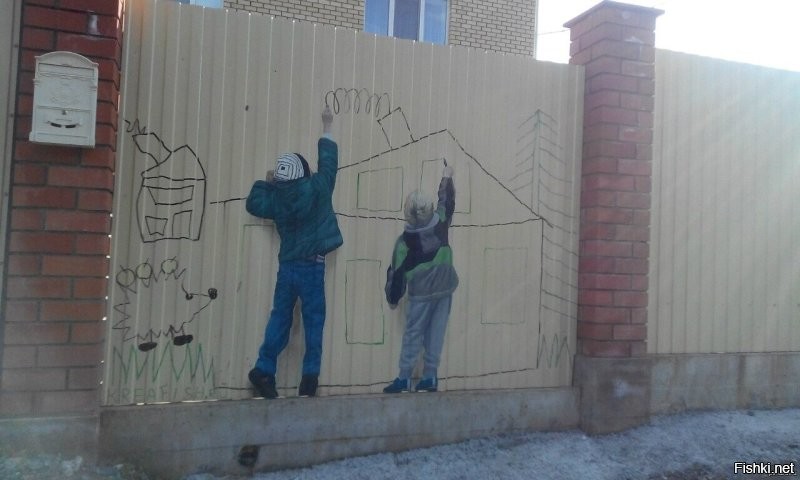 Вышла поругаться на детей, которые рисуют на моём заборе!
Отругать их не вышло ))