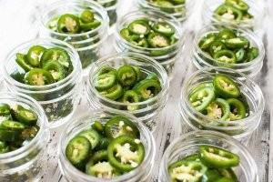Вечно голодный кот ворует еду со стола