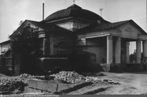 А когда большевики тем же самым в 30е годы занимались, меняя назначение культовых и иных зданий, открывая в них дома культуры или отдыха, а то и бассейны, то сколько дерьма на них за это вылито было.