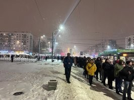 Зимой там было вот так. Рядом огромные жилые районы, автобусов мало + пробки постоянные. Собираются очереди. Вот на фото одна из них - около метро Дыбенко.
Как бы люди ни ненавидели самокатчиков, но это реально выход в таких местах.