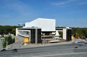 Театр в Ростове-на-Дону в виде трактора