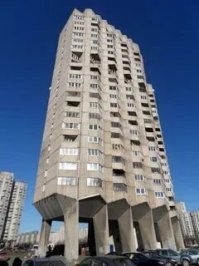 "На ножках" и в Питере, и в Москве строили.