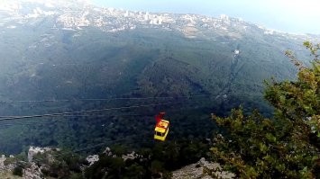 Кто боится теперь на канатках кататься из-за упавших опор, приглашаю в Крым на Ай-Петри. Там опор вообще нет!   На высоте птичьего полета главное не думать, что трос может порваться. Фото конечно не передают ощущение этой высоты. Когда начинается движение, ощущение что кабинка прыгает с обрыва в 1км