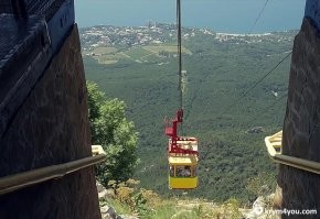 Кто боится теперь на канатках кататься из-за упавших опор, приглашаю в Крым на Ай-Петри. Там опор вообще нет!   На высоте птичьего полета главное не думать, что трос может порваться. Фото конечно не передают ощущение этой высоты. Когда начинается движение, ощущение что кабинка прыгает с обрыва в 1км