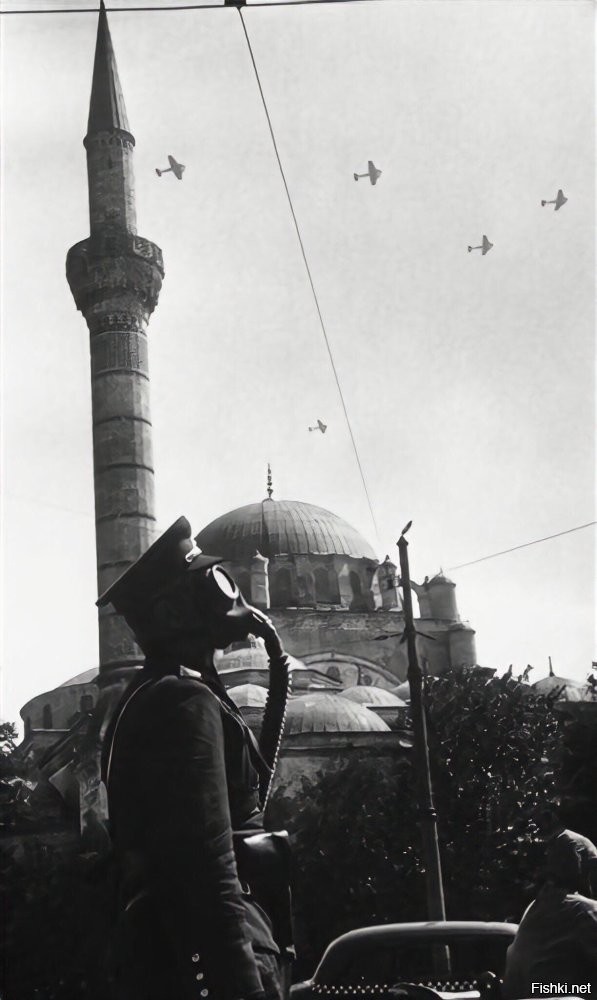 Турецкий офицер в противогазе во время авиационных тренировок. Вторая мировая война, Стамбул, Турция, 1939 год.
Турция приобрела 24 самолета He 111F-1, поставленных в 1938 году и эксплуатировавшийся до 1946 года.
Учения против воздушного нападения и химического оружия в Стамбуле накануне Второй мировой войны. (19 августа 1939 г.)