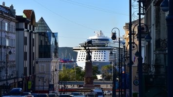 Фото 30 . Владивосток тогда и сейчас большая разница .
Вид на "Quantum of the Seas" примерно с той точки в центре кадра возле желтого автобуса .