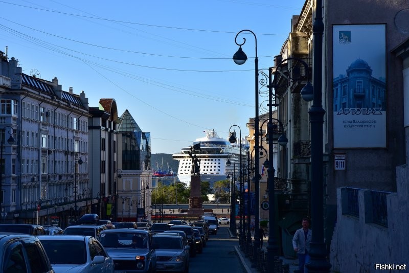 Фото 30 . Владивосток тогда и сейчас большая разница .
Вид на "Quantum of the Seas" примерно с той точки в центре кадра возле желтого автобуса .