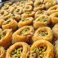 Греческий "волосатый" пирог - кадаифи. Мне не нравится, слишком сладкий. Выбираю только фисташки из него.