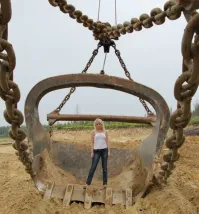 "14 вещей, которые намного больше, чем кажется" - это что же получается? Что девушки намного крупнее мужиков? Ну если с ковшом экскаватора сравнивать...