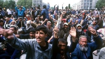"СССР - это когда не кричали таджикам "Вон из Москвы!". - 
Ты такой смешной...

Напомни, кто начал русских в Душанбе резать? Таджикистан для таджиков - кто кричал?
Мы относимся к таджикам так же, как и они к нам.