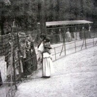 СССР - запускают спутники в космос.
"Просвещенная" Европка развлекается в человеческих зоопарках.