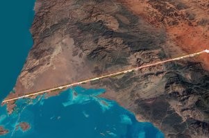Пф-ф, так они еще и направление The Line поменяли.

Изначально он должен был в другую сторону направлен быть.  Ближе к Табуку.

Ну тогда понятно однозначно, что ничего построено не будет. Последние сомнения отпали. Автобаном ограничатся при самом благоприятном раскладе.