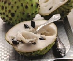 Custard apple - рыхлая зернистая мякоть, в меру сладкая, много небольших косточек размером с фасоль 
Мушмулла - этакие абрикосики.
Illawarra bush plum - ягоды на дереве растут, по вкусу сливовое желе, пектина там похоже очень много