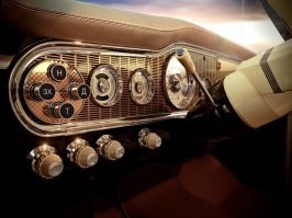 Именно так. А здесь механика - рычаг справа у руля.