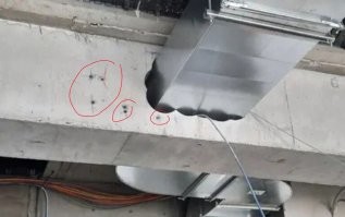 И дырки под дюбели тоже делали в жестянке??????
И это не сварные швы, просто опалубка так лежала.