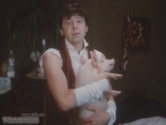 А зачем тратиться на рубашку, если под пиджаком не видно?