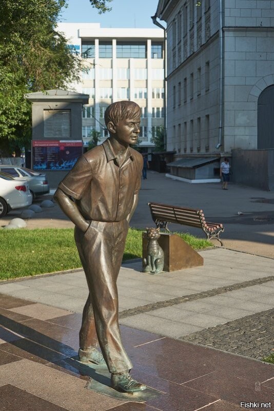 У нас в Саратове тоже есть памятник Олегу Табакову. Расположен памятник в сквере у оперного театра напротив Дворца творчества детей и молодёжи. 29 августа 2015 года в Саратове открылась скульптурная композиция в честь знаменитого земляка актёра Олега Павловича Табакова. На открытие этой композиции приезжали сам Табаков и еще один земляк-актёр Евгений Витальевич Миронов.
Появилась эта композиция возле театра оперы и балета имени Н.Г. Чернышевского и если вдруг Вы будете ночью идти из театра и Вашему взору откроется одиноко стоящая фигура   не бойтесь. Это просто памятник, а не притаившийся злоумышленник. Месторасположение выбрано не случайно   прямо на него выходят окна Дома пионеров, где когда-то занимался юный Олег Табаков. Скульптурная композиция состоит из двух фигур. Первая   Олег Табаков в роли Олега Савина из фильма "Шумный день". Фильм вышел на экраны в 1960 году. Актёр, которому было в ту пору 25 лет, играл 15-летнего мальчишку. Это была одна из первых ролей Табакова в кино, которых сыграно актёром в более чем 120 фильмах немеряно. Вторая фигура   знаменитый кот Матроскин из серии мультфильмов про Простоквашино. В нашем сознании трудно представить другой голос у этого персонажа. ( Взято с сайта " Туристический Саратов")