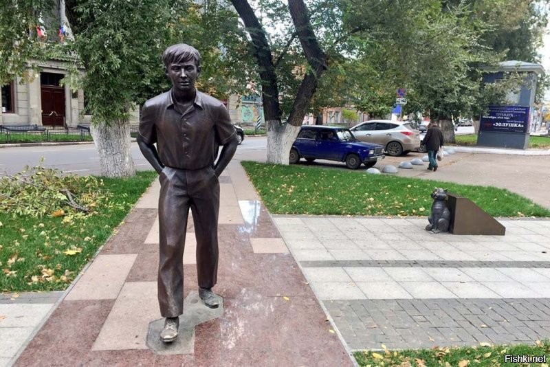У нас в Саратове тоже есть памятник Олегу Табакову. Расположен памятник в сквере у оперного театра напротив Дворца творчества детей и молодёжи. 29 августа 2015 года в Саратове открылась скульптурная композиция в честь знаменитого земляка актёра Олега Павловича Табакова. На открытие этой композиции приезжали сам Табаков и еще один земляк-актёр Евгений Витальевич Миронов.
Появилась эта композиция возле театра оперы и балета имени Н.Г. Чернышевского и если вдруг Вы будете ночью идти из театра и Вашему взору откроется одиноко стоящая фигура   не бойтесь. Это просто памятник, а не притаившийся злоумышленник. Месторасположение выбрано не случайно   прямо на него выходят окна Дома пионеров, где когда-то занимался юный Олег Табаков. Скульптурная композиция состоит из двух фигур. Первая   Олег Табаков в роли Олега Савина из фильма "Шумный день". Фильм вышел на экраны в 1960 году. Актёр, которому было в ту пору 25 лет, играл 15-летнего мальчишку. Это была одна из первых ролей Табакова в кино, которых сыграно актёром в более чем 120 фильмах немеряно. Вторая фигура   знаменитый кот Матроскин из серии мультфильмов про Простоквашино. В нашем сознании трудно представить другой голос у этого персонажа. ( Взято с сайта " Туристический Саратов")