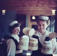 Если это фотография из СССР, то я могу предположить только какой-нибудь ресторан "Интурист" на маршруте по Золотому Кольцу. 
У кого ещё есть какие варианты?