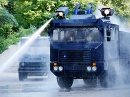 Разве что с таким водомётом туда.Сразу залпом.Хули мучиться.