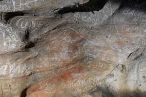 Живопись времен позднего палеолита. Это самая древняя картинная галерея Восточной Европы, возраст рисунков 17 - 18 тысяч лет.