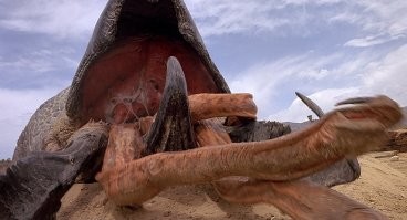 Лучше посмотреть "Дрожь земли" - фильм произвел фурор, хотя снят за копейки.