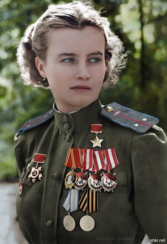 Какая красавица! Как и все эти девушки, воевавшие и не задумываясь отдававшие свои жизни за Родину :