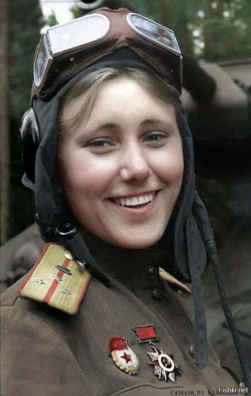 Какая красавица! Как и все эти девушки, воевавшие и не задумываясь отдававшие свои жизни за Родину :