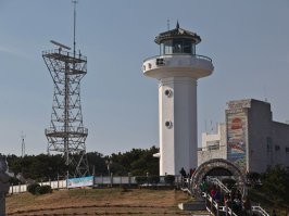 «Здесь раньше всего восходит солнце»
В последние годы региональные власти Южной Кореи стали прилагать большие усилия для «раскрутки» своих регионов в плане туризма, а потому зачастую можно увидеть броские лозунги, которые призваны привлечь как своих корейских, так и иностранных гостей.
По поводу мыса Канчжольгот чаще всего доводится услышать или прочитать такую фразу: «это место, где на материке Кореи солнце восходит раньше всего». Мыс расположен территориально на самом юго-востоке страны, на побережье Восточного (Японского) моря между двумя крупными городами – Пусаном и Ульсаном. Мыс вдаётся в море, а потому определённая логика в том, что восход здесь виден пораньше, есть. Далеко в море есть острова Уллындо и Токто, где восход виден ещё раньше, а вот на материке, как заверяют, пальму первенства держит мыс Канчжольгот.