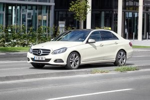 мерседес накатывает в такси 500,000 за пять лет.  Юндая хватит тысяч на 200. Но мерседес и стоит в два раза дороже.
