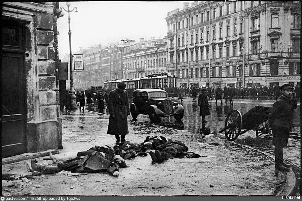 Даже если и выдумка, то это вполне имело место быть, а вот фото "оккупированного" Парижа - нихрена не выдумка.
Сравните с блокадным Ленинградом
Французы так "храбро" защищали свою страну, что "Германия захватила Францию за 38 дней, а в Сталинграде за это время немцы перешли только на следующую улицу"