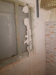 Долго всматривался, искал подвох. Не нашел...
Что рассмешило? Обычный бюджетный вариант ремонта старых домов. С обратной стороны ГКЛ, или ГВЛ? Но не суть важно. Маячок закреплен, слева должен быть аналогичный...
справа ПНка, чел хочет коробом вытяжку закрыть и поставить вентилятор
Или что-то пропустил??