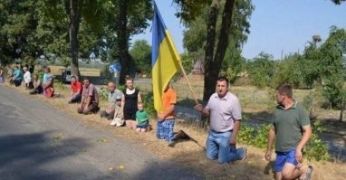 В России коленопреклонение, а рабы на коленях.