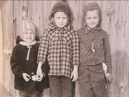А у меня были такие шапки в 70-х
Как у левого осенняя и в серединке зимняя.
Только осенняя была с "носиком" посередине, над лбом.