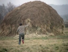 Это называется СПГС
"Критик писал: «Это не просто подошвы – это красные подошвы. Потому что у него горит земля под ногами!» А я вспоминаю, как на площадке орал на реквизитора: «Дура, ты что, не могла найти обувь с нормальными подошвами?!»"
«Полеты во сне и наяву»