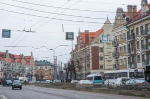 Сам такой. Именно так всё и было. Этому есть немало документов и подтверждений. Только тогда не намеревались оставлять хрущёбы настолько долго. В столицах их по большому счёту уже извели, а вот на периферии очень много. Вот и у нас на одной из центральных улиц города были такие уродцы. Но сносить и строить новое слишком дорого и мешало жизни города. Решили украсить фасады и теперь эти дома просто украшение города и даже такая особая фишка. Видите? Все эти дома с красивыми яркими фасадами в "ганзейском" стиле с интересными элементами на крыше это всё хрущёбы!