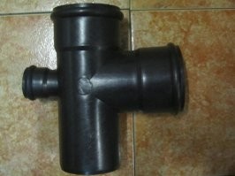 Примерный перевод:
""В Mercedes-Benz появится пластик из переработанных отходов Немецкий производитель хочет оценить эффект от использования биополимеров
Концерн Daimler начнет использовать переработанные бытовые отходы для изготовления различных автомобильных запчастей Mercedes-Benz из пластика. Пилотный проект реализуется совместно с израильским стартапом UBQ Materials.

Процесс получения нового материала начинается с переработки твёрдых бытовых отходов, которые на 70–80 процентов состоят из органики, а на остальные 20–30   из пластмассы.

Органические материалы распадаются до базовых лигнина, целлюлозы, волокон и сахара, которые затем снова смешиваются в общий раствор. Для получения инновационного термопластичного материала к нему добавляют переработанные полимеры. ""

Я правильно понял?
1. Они всего лишь изучают возможность. "Может быть, но это не точно". А не строят завод по переработке в материалы по изготовлению.
2. Речь там идёт об обычной помоечной массе, где пластик - 30%. Т.е. из говна

В статье же речь о уже отработанной технологии и возможности использования массово.

Могу дать пример советской технологии - чёрные канализационные трубы делались из переработанного пластика. Но вот годился не любой пластик, да и продукция была отнюдь не на высоте по качеству. Но тем не менее есть конкретика. Даже фото могу выложить