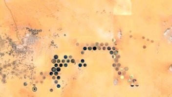 1. Поля при Каддафи.
2. На снимке от 2014 года видно как пустыня поглощает остатки орошаемых полей.
3. После 2022  уже ничего не осталось.