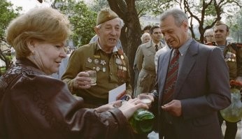 Самая большая несправедливость, воевали одни, а тихой сапой в правительства пролезла всякая нечисть. Вползли  скрытно, обманом, пожинать чужие плоды. Их бы эти воины сами лично бы задавили, не за это они воевали, а за то, чтобы их страна принадлежала им и их детям. А оно вон как вышло.