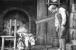 Ну, так-то, у нас были две экранизации: "Золотой ключик" (1939) и "Приключения Буратино" (1975). Первый фильм тоже был хорош. Но второй таки сняли.