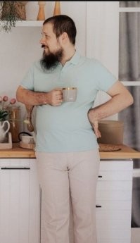 Весь вот этот человек, от женского типа ожирения, жиденькой бородки, верблюжьей лапки в промежности до стиля одежды, прически и вообще наличия этой странной бороды, выглядит как особь существенными гормонально-психологическими отклонениями. Я опущу вопрос "нахрена надо было за него выходить" и не оправдываю загулы налево, но я не знаю как с таким мужчиной может быть все гладко в браке.