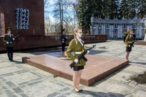 Раньше их ровесницы вот так стояли у Вечного огня