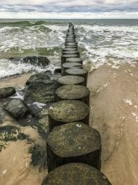 Вот же дебилка. Псинку жалко. У нас тоже вот такие идиоты по волнорезам ходят. Ради фоточек. Сколько уже падали оттуда, телефоны топили в ледяной воде купались, калечелись и даже гибли. И не переводятся дебилы. Иные детей тащут туда. Недавно она такая дура пыталась в нашей городской группе доказать что эти "пенёчки" дорожка в море для прогулок.  Гляньте на фото. Разве нормальный человек подумает что это такие дорожки для прогулок туристических в море?